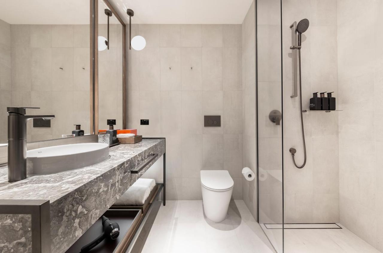 Next Hotel Melbourne, Curio Collection By Hilton Екстериор снимка Bathroom